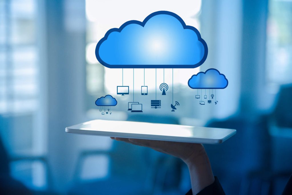 La nube, o cloud computing en inglés, ha revolucionado la forma en que las empresas manejan sus datos y procesos.